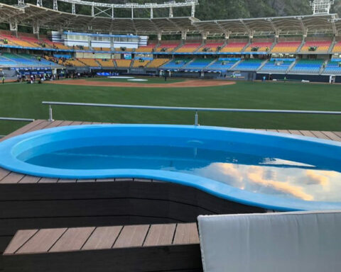 Macuto Stadium opens with jacuzzis for the "VIP" fans in the Caribbean Series