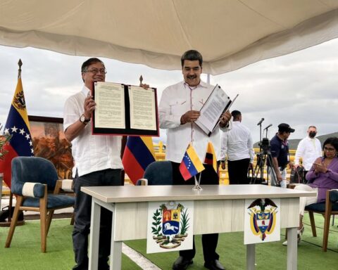 Maduro and Petro sign commercial memorandum of understanding