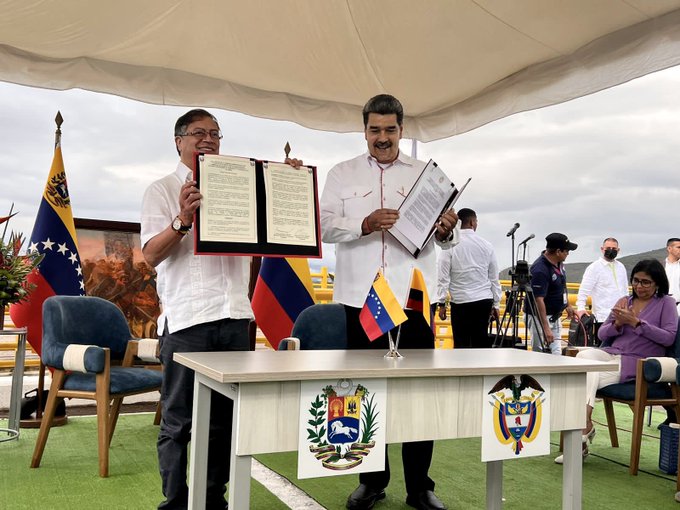 Maduro and Petro sign commercial memorandum of understanding