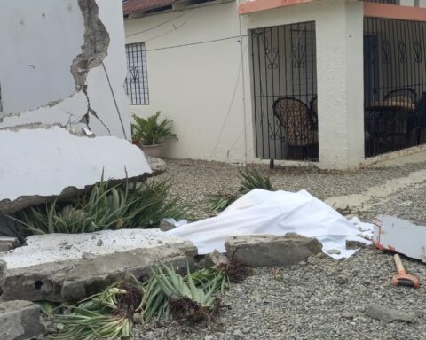 Man dies when a wall falls on him