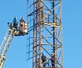 Hombre amenaza con lanzarse de torre de luces del Estadio Quisqueya