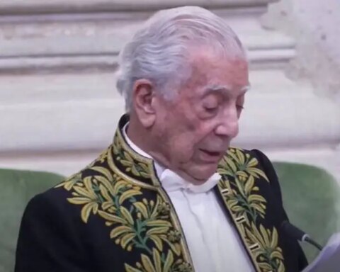 Mario Vargas Llosa durante la ceremonia de ingreso a la Academia Francesa