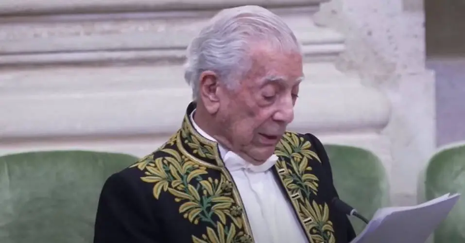 Mario Vargas Llosa durante la ceremonia de ingreso a la Academia Francesa