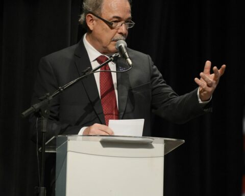 Mercadante takes office at the BNDES and makes a speech in defense of democracy