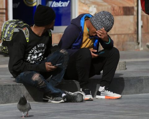 Migrantes y tecnología: cómo los móviles cambian la ruta hacia EEUU