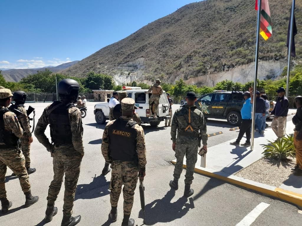 Military apprehends alleged killers of Haitian police officers at the border