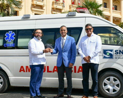 Minister Joel Santos delivers ambulance to maternity hospital