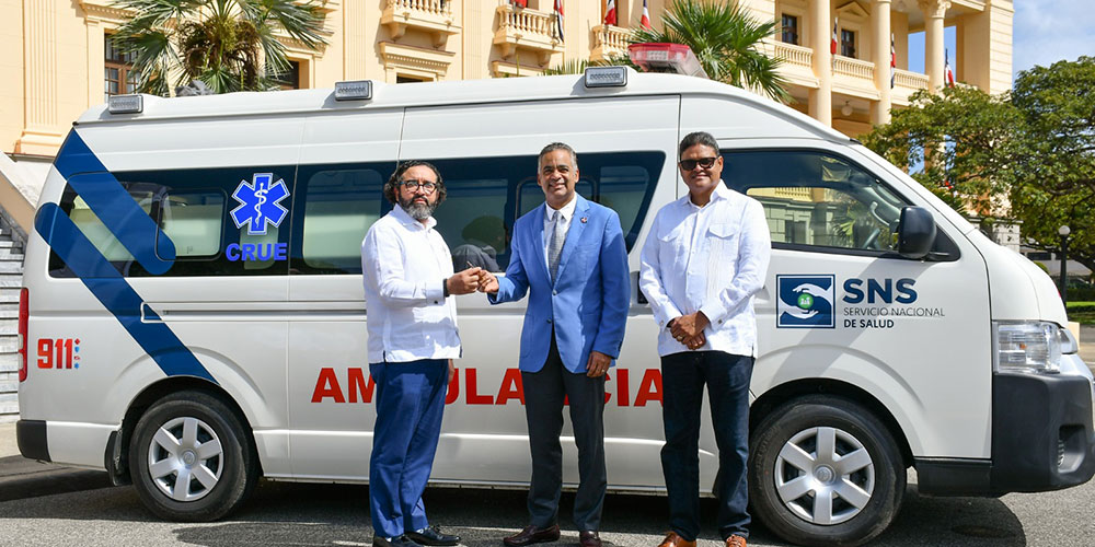 Minister Joel Santos delivers ambulance to maternity hospital