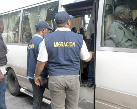 Apresan al día más de 300 haitianos