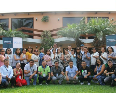 More than 60 teachers from 15 regions of Peru are committed to Artificial Intelligence