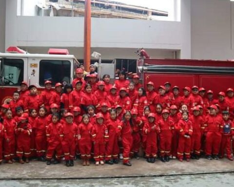 More than 90 children close "Escuela de Bomberito 2023" in Huancavelica