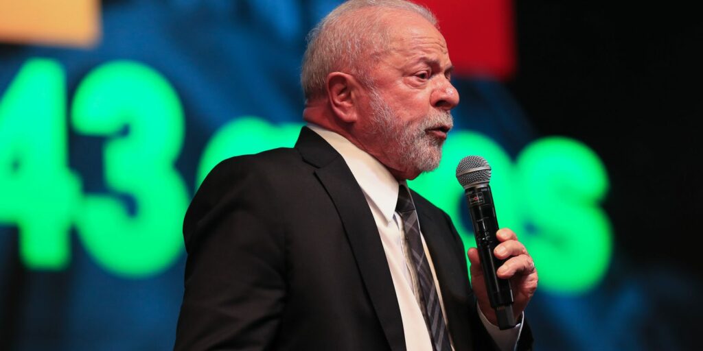 Moved, Lula recalls the beginning of the PT on the party's anniversary