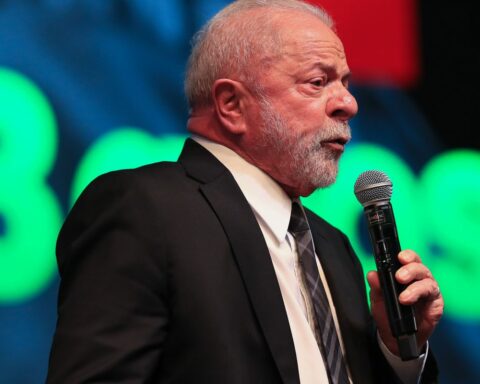 Moved, Lula recalls the beginning of the PT on the party's anniversary