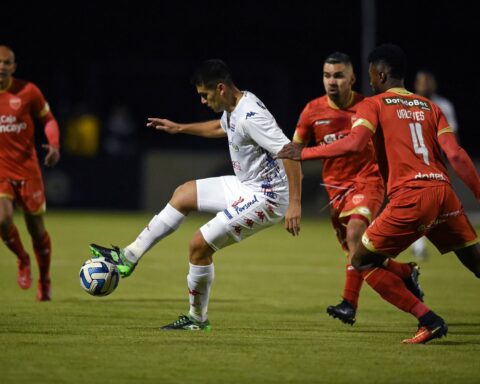 Nacional collapses at the end and loses in Peru