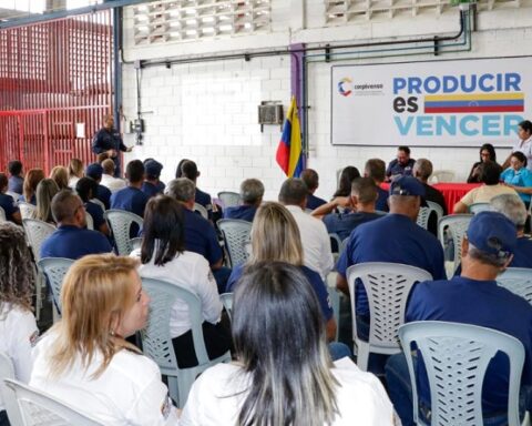 Presentan Sistema Nacional de Formación y Autoformación en Impresos Venezolanos