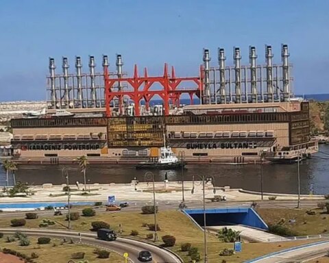 Central Eléctrica Flotante llega a la bahía de La Habana