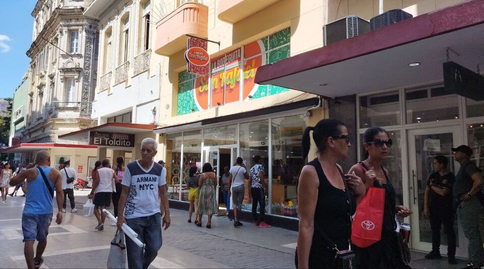 New stores are born in Cuba with a strange alliance between the private and state sectors