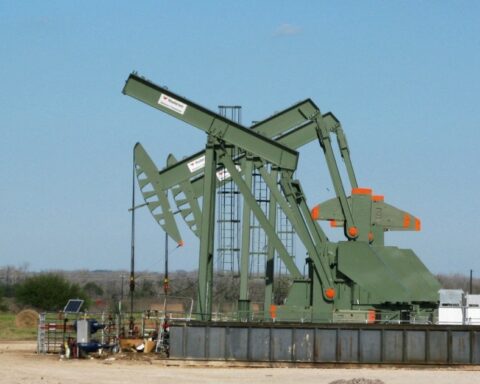 Oil falls almost 3 dollars after increase in US reserves and OPEC + policy