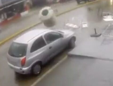 On video: this was the passage of the waterspout through the street in Piriápolis