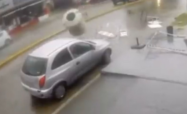 On video: this was the passage of the waterspout through the street in Piriápolis