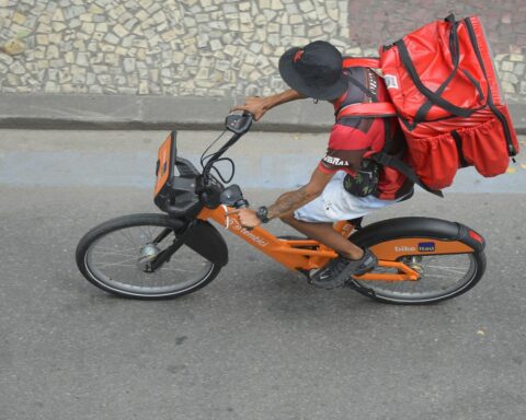 Only 23% of those who work in app transport pay INSS