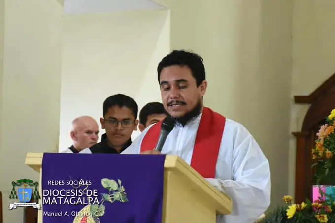 sacerdote Óscar Benavides