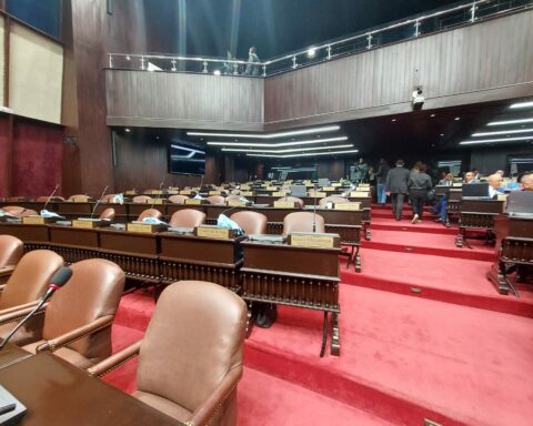 Diputados PLD abandonan sesión por supuesta compra de alcaldes