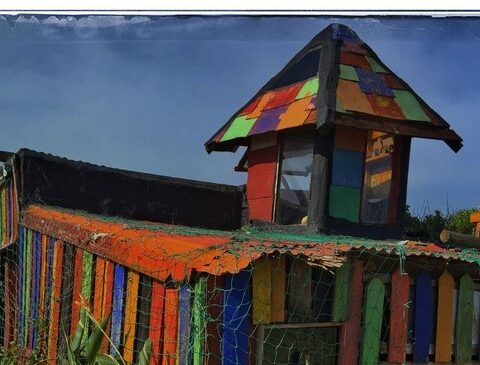 Painting walls in exchange for sleeping in a tent: they are called "volunteers" for the season, but they work and fall into a legal vacuum