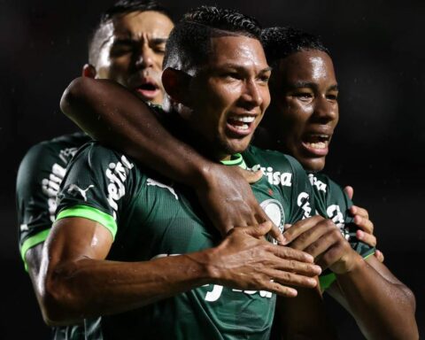 Palmeiras easily defeats Santos at Morumbi