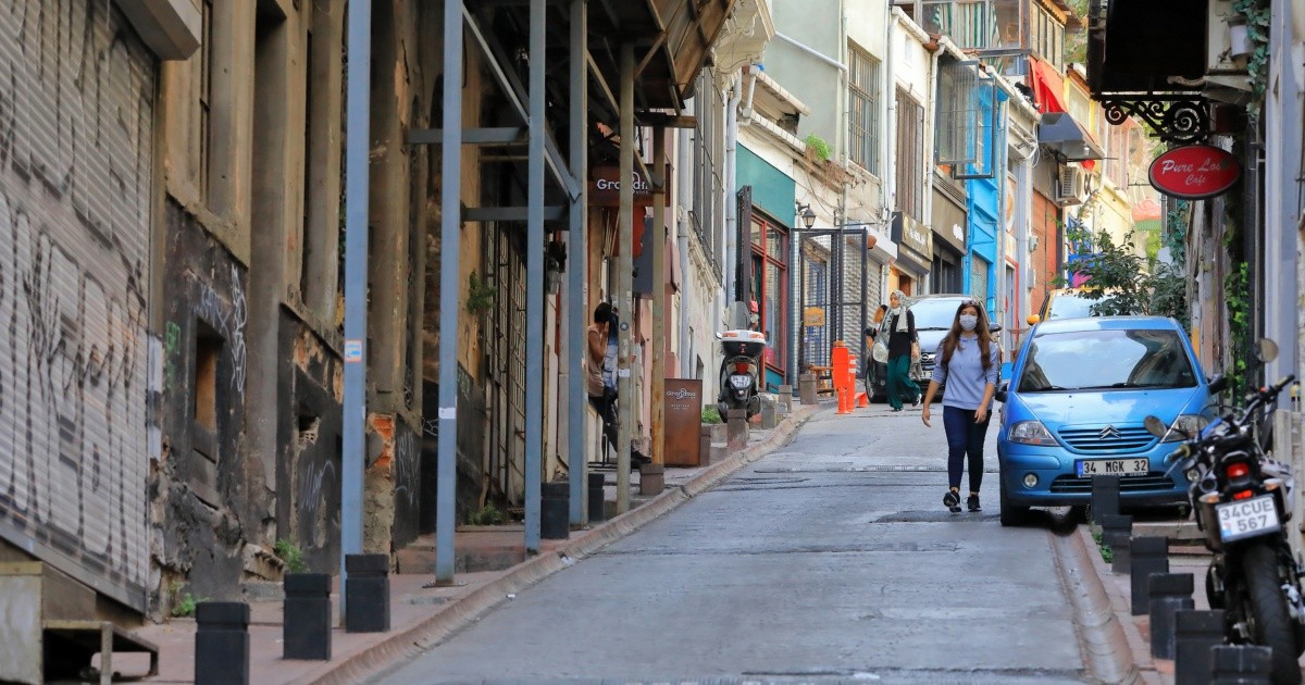 Parks stress men and narrow streets stress women: what emotions does the city arouse?