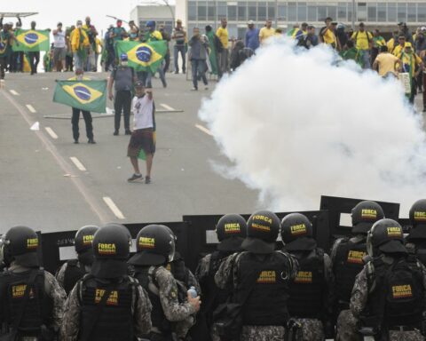 Paths of the Report: January 8 - Democracy on its feet