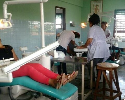 Patients can bring resin but not anesthesia, clarifies a Cuban dentist