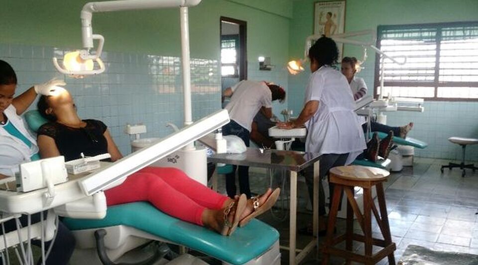 Patients can bring resin but not anesthesia, clarifies a Cuban dentist