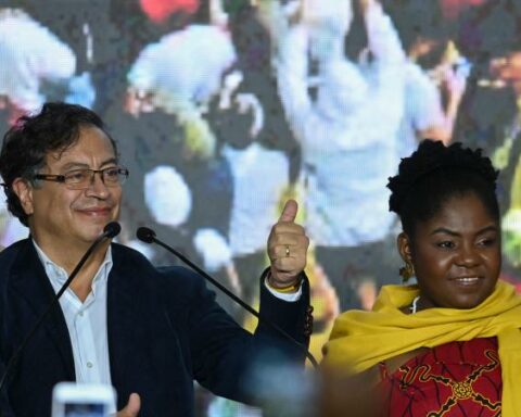 Petro calls criticism of Márquez for using a helicopter "racist"