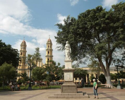 Piura presents official application to host CADE Ejecutivos 2023