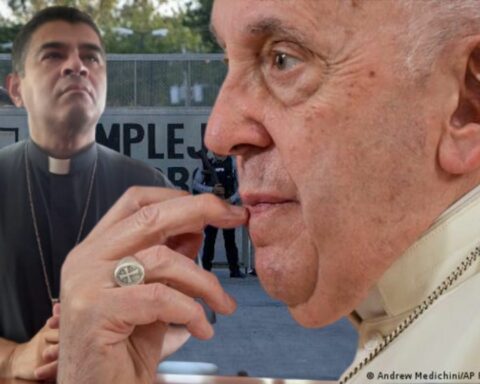 Pope Francis shows his pain for Monsignor Álvarez's imprisonment and urges Ortega to open up to dialogue