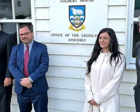 Potential conflicts with Argentinas?  Uruguayan parliamentarians in Malvinas with the British ambassador in Uruguay