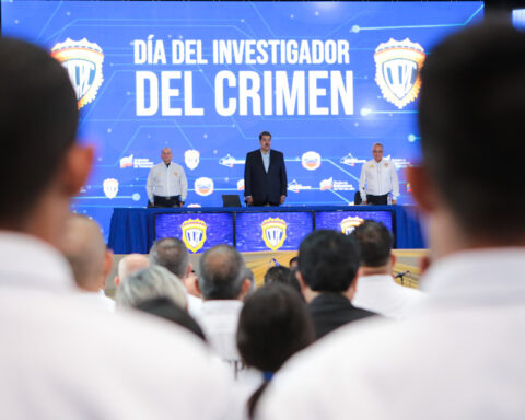 President Maduro leads the act for the Day of the Criminal Investigator