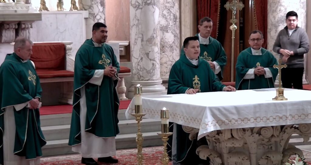 Priest Erick Díaz celebrates mass in the US for Monsignor Álvarez and released politicians