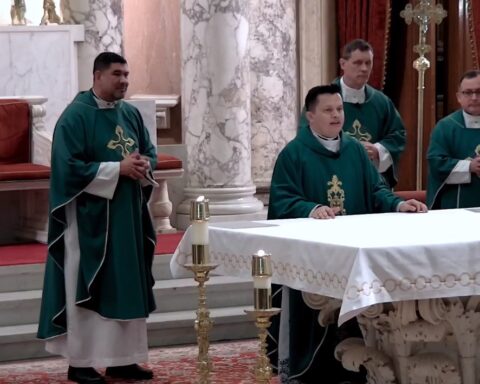 Priest Erick Díaz celebrates mass in the US for Monsignor Álvarez and released politicians