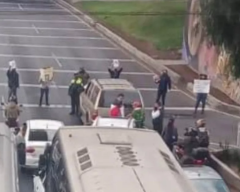 Protesters block the Mexico-Cuernavaca highway;  they demand the appearance of a young woman