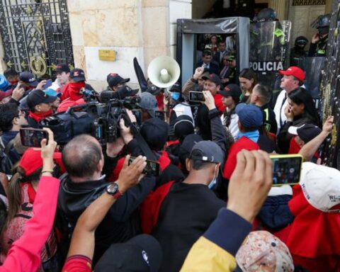 Protesters take the entrance to the Congress of the Republic