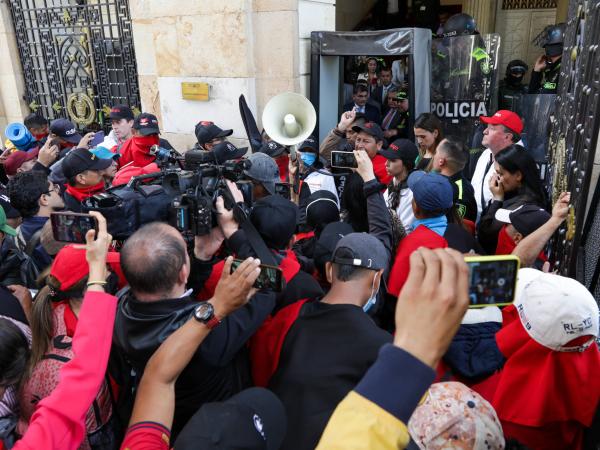 Protesters take the entrance to the Congress of the Republic