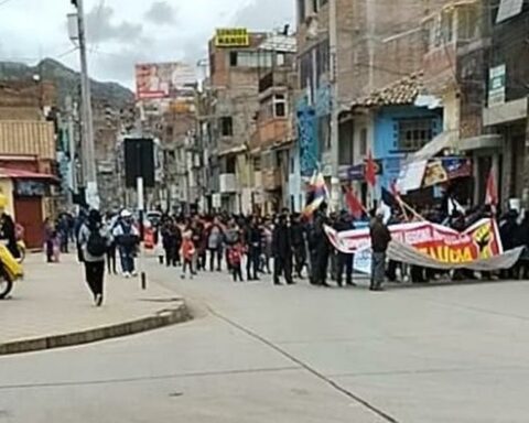Protesters throw eggs at merchants who do not want to close shops in Huancavelica