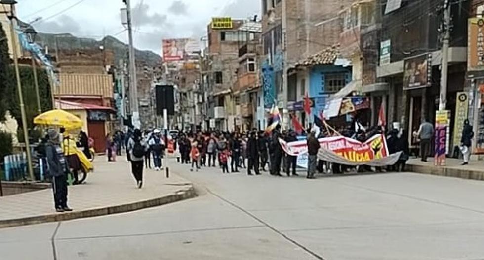 Protesters throw eggs at merchants who do not want to close shops in Huancavelica