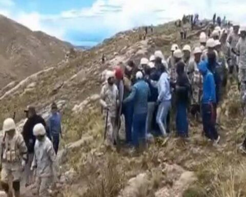 Protests in Peru: police are detained and soldiers are beaten