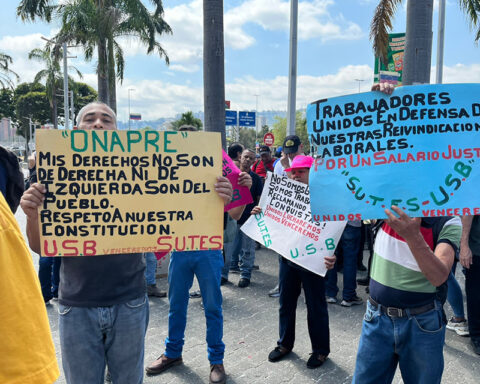 Public workers marched to demand salary improvements and go on strike for 48 hours