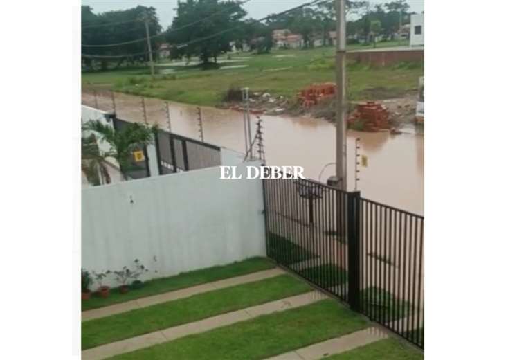 Rainfall in Santa Cruz left the streets in the Palmas del Norte urbanization flooded