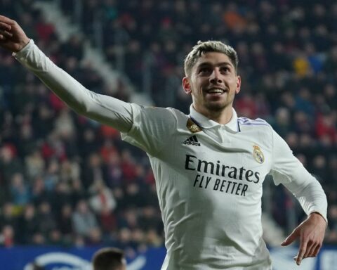 Real Madrid puts pressure on Barça after beating Osasuna