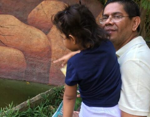 Relatives of Miguel Mendoza observe him with "strength and good spirits" despite the confinement